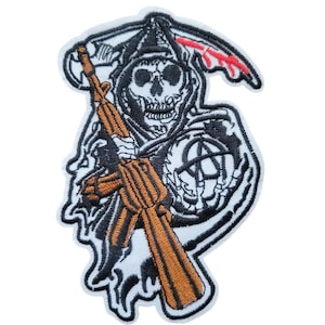 Puede incluir: Parche bordado en blanco y negro de un esqueleto con una túnica con capucha y sosteniendo una guadaña y un rifle. El esqueleto tiene un símbolo de anarquía en el pecho. El parche mide 3,5 pulgadas por 5,25 pulgadas, o 9 cm por 13 cm.