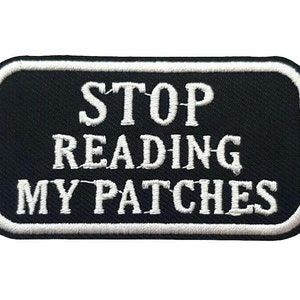 Puede incluir: Parche bordado en blanco y negro con texto blanco que dice "STOP READING MY PATCHES". El parche mide 3 pulgadas por 1,75 pulgadas y 7,5 cm por 4 cm.