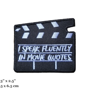 Puede incluir: Parche bordado en blanco y negro con un diseño de claqueta de cine. El texto "I SPEAK FLUENTLY IN MOVIE QUOTES" está bordado en blanco en el parche. El parche mide 7,5 cm por 6,5 cm.