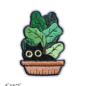以下が含まれることがあります： 緑の葉のついた鉢植えから顔を出している黒い猫の刺繍アイロン接着パッチ。パッチのサイズは5cm×7cmです。