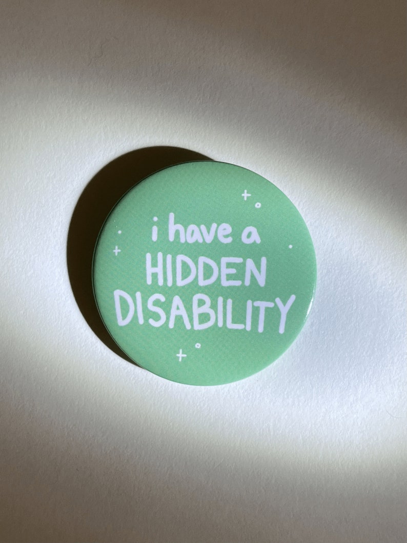 Puede incluir: Un bot&oacute;n verde con texto blanco que dice "i have a HIDDEN DISABILITY".