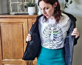 Camiseta de caja torácica, camiseta de orgullo punk, camiseta de orgullo esqueleto, camiseta de orgullo sutil, camiseta gótica pastel, camiseta LGBTQIA, camiseta de orgullo espeluznante