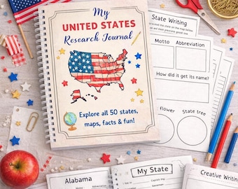 Puede incluir: Un diario encuadernado en espiral titulado "My United States Research Journal" con un mapa de la bandera de los Estados Unidos. El diario está rodeado de útiles escolares, incluidos lápices, una manzana roja y decoraciones en forma de estrella. La portada del diario dice "Explore all 50 states, maps, facts & fun!"