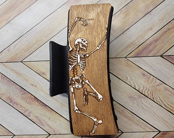 Pinza para el cabello de madera con forma de esqueleto bailarín hecha a mano, accesorio espeluznante