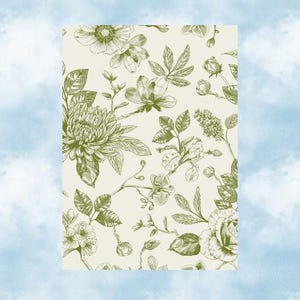 Op de afbeelding: Botanische illustratie met een cr&egrave;mekleurige achtergrond en een herhalend patroon van groene bloemelementen. Het ontwerp bevat gedetailleerde tekeningen van verschillende bloemen, bladeren en knoppen, wat een vintage esthetiek cre&euml;ert. Het kunstwerk doet denken aan klassieke botanische prenten.