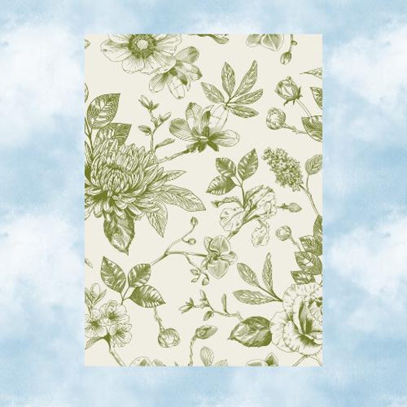 Op de afbeelding: Botanische illustratie met een cr&egrave;mekleurige achtergrond en een herhalend patroon van groene bloemelementen. Het ontwerp bevat gedetailleerde tekeningen van verschillende bloemen, bladeren en knoppen, wat een vintage esthetiek cre&euml;ert. Het kunstwerk doet denken aan klassieke botanische prenten.