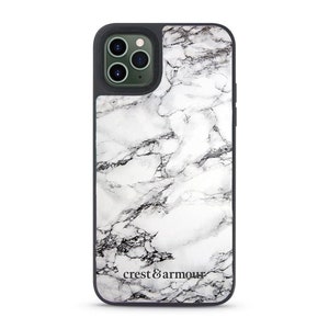 Op de afbeelding: Wit marmeren iPhone-hoesje met een zwarte rand en de tekst "crest&armour" gedrukt aan de onderkant.