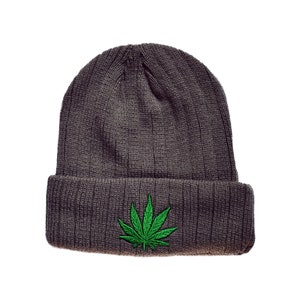 以下が含まれることがあります： 前面に緑色のマリファナの葉が刺繍された灰色のニットビーニー
