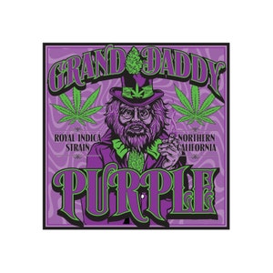 Può includere: Un'illustrazione viola e verde di un personaggio dei cartoni animati con una lunga barba e un cappello a cilindro. Il personaggio tiene un spinello e ha uno sfondo viola e verde. Il testo "Grandaddy Purple" è scritto in un font stilizzato. I testi "Royal Indica Strain" e "Northern California" sono anche scritti sull'immagine.