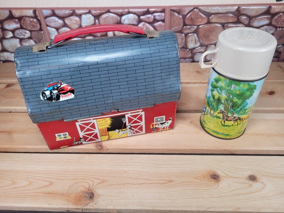 VINTAGE METAL LUNCH BOX BARN WITH COMPLETE THERMOS farm cow