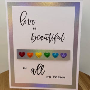 Carte de voeux Cœurs arc-en-ciel – « L'amour est beau sous toutes ses formes » – Carte d'amour LGBTQ+ inclusive