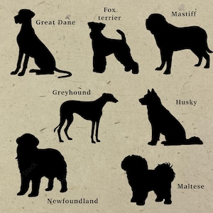 Pu&ograve; includere: Una collezione di sagome nere di cani su uno sfondo beige testurizzato, etichettate con i nomi Great Dane, Fox terrier, Mastiff, Greyhound, Husky, Newfoundland e Maltese, che mostrano varie razze canine in pose in piedi e sedute.
