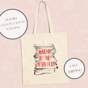 Puede incluir: Bolso tote de lona color crema con el texto "GRAB HIM BY THE EPSTEIN FILES" en negro y rojo. El bolso tiene asas largas y una etiqueta circular que dice "DURABLE COTTON CANVAS TOTE BAG".