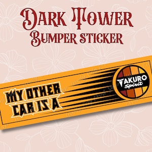 Può includere: Adesivo rettangolare giallo per paraurti con la scritta "MY OTHER CAR IS A" in grassetto. Presenta linee di velocità nere e un logo circolare "AKURO Spirit". Le parole "Dark Flower Bumper Sticker" sono in alto.
