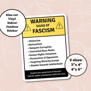 Puede incluir: Una pegatina de vinilo blanco con una sección superior amarilla que dice "WARNING SIGNS OF FASCISM". La pegatina enumera ocho signos de fascismo. Disponible en tamaños de 7,6 cm x 10,2 cm y 10,2 cm x 15,2 cm. Incluye el texto "Kiss-cut Vinyl Indoor Outdoor Sticker."