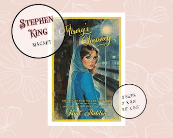 Może przedstawiać: Magnes Stephena Kinga przedstawiający okładkę książki Misery's Journey autorstwa Paula Sheldona. Okładka przedstawia kobietę z długimi brązowymi włosami, która nosi niebieski szal i niebieską sukienkę. Tekst na okładce brzmi "Misery's Journey" i "Will Misery find the life she's searching for? A gripping new Misery novel by Paul Sheldon". Magnes jest dostępny w dwóch rozmiarach: 7,6 x 11,4 cm i 11,4 x 14 cm.