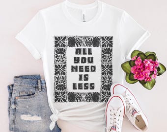 Camiseta "Todo lo que necesitas es menos", camiseta floral minimalista, camiseta gráfica estilo linograbado, regalo ecológico, activismo de moda lenta, cambio climático