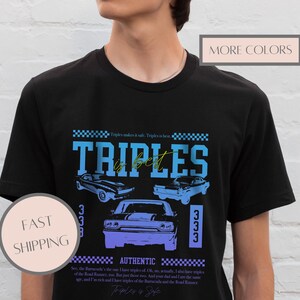 Może przedstawiać: Czarny t-shirt z krótkim rękawem z nadrukiem graficznym zawierającym napis "TRIPLES is best" w kolorze niebieskim i żółtym. Wzór zawiera trzy ilustracje zabytkowych samochodów, liczbę 333 oraz drobny tekst opisujący modele samochodów w kolorze niebieskim i fioletowym.