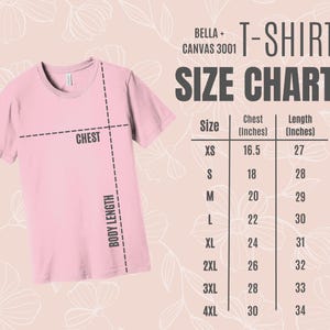 Puede incluir: Una camiseta rosa claro Bella + Canvas 3001 con una tabla de tallas. La tabla muestra las medidas de pecho y largo en pulgadas para las tallas XS a 4XL. La camiseta tiene cuello redondo y mangas cortas.