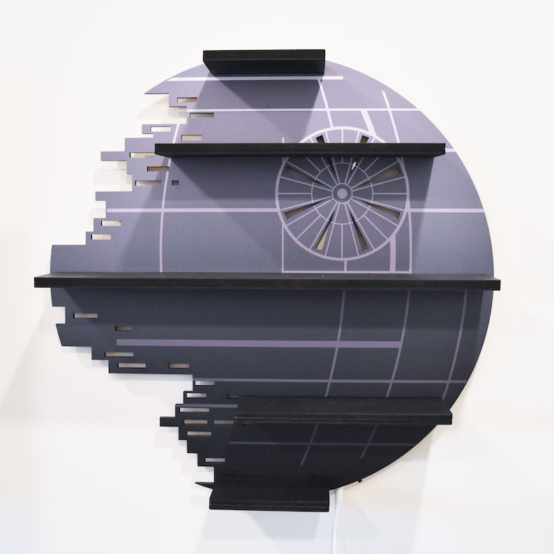 Op de afbeelding: Een zwart en grijs Death Star-vormig rek met vier planken. De planken zijn gemaakt van hout en hebben een zwarte afwerking. De Death Star is een fictief ruimteschip uit de Star Wars-franchise.
