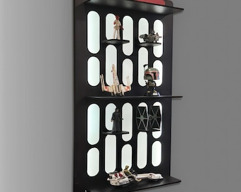 Puede incluir: Estantería de pared negra con temática de Star Wars. La estantería tiene varios compartimentos y está iluminada con luces blancas. La estantería muestra varias figuras y vehículos de Star Wars, incluyendo un caza TIE, un X-Wing, una figura de Boba Fett y un Stormtrooper.