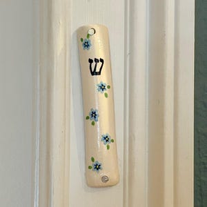 Handgefertigte Keramik gemalte Blumen Mezuzah - Blaue Blumen