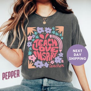 Teach Love Inspire Comfort Colors® Shirt, Zurück in die Schule Shirt, Erster Schultag Shirt, Kindergärtnerin T-Shirt, Lehrer Geschenk
