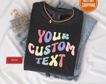 Maglietta Comfort Colors® personalizzata, maglietta con testo personalizzato, maglietta con testo ondulato personalizzato, t-shirt personalizzata, maglietta personalizzata, regalo di compleanno personalizzato