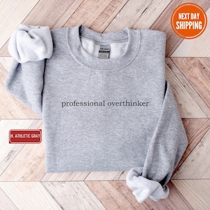 Professionell Overthinker-tröja, rolig Overthinking-tröja, ångestmedvetenhetströja, mental hälsa-tröja, Overthinker-tröja