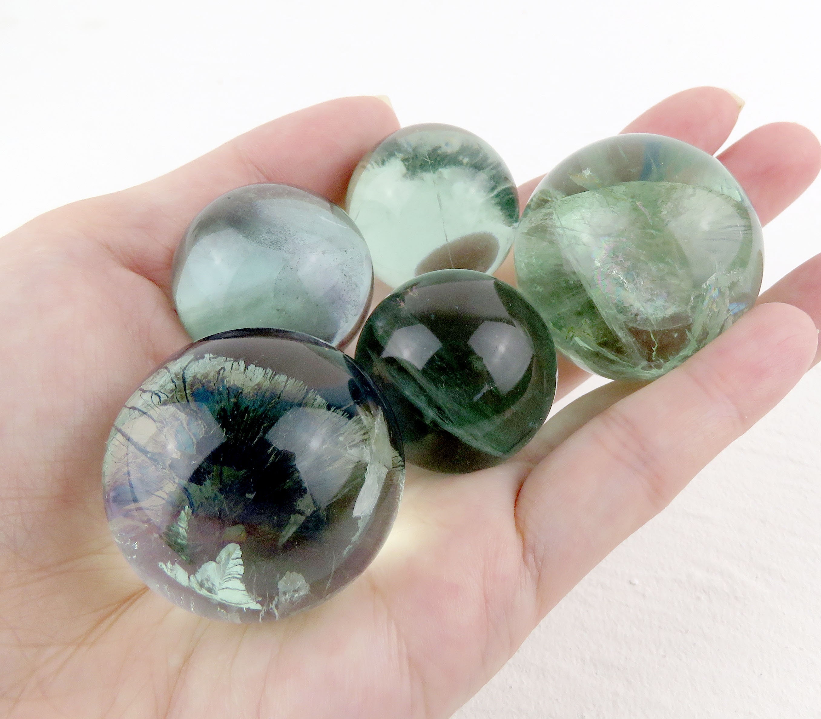 グリーンフローライト球：虹色の輝きを持つ半透明の結晶 - Etsy 日本