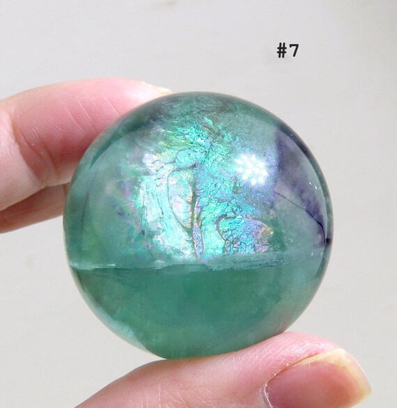 グリーンフローライト球：虹色の輝きを持つ半透明の結晶 - Etsy 日本