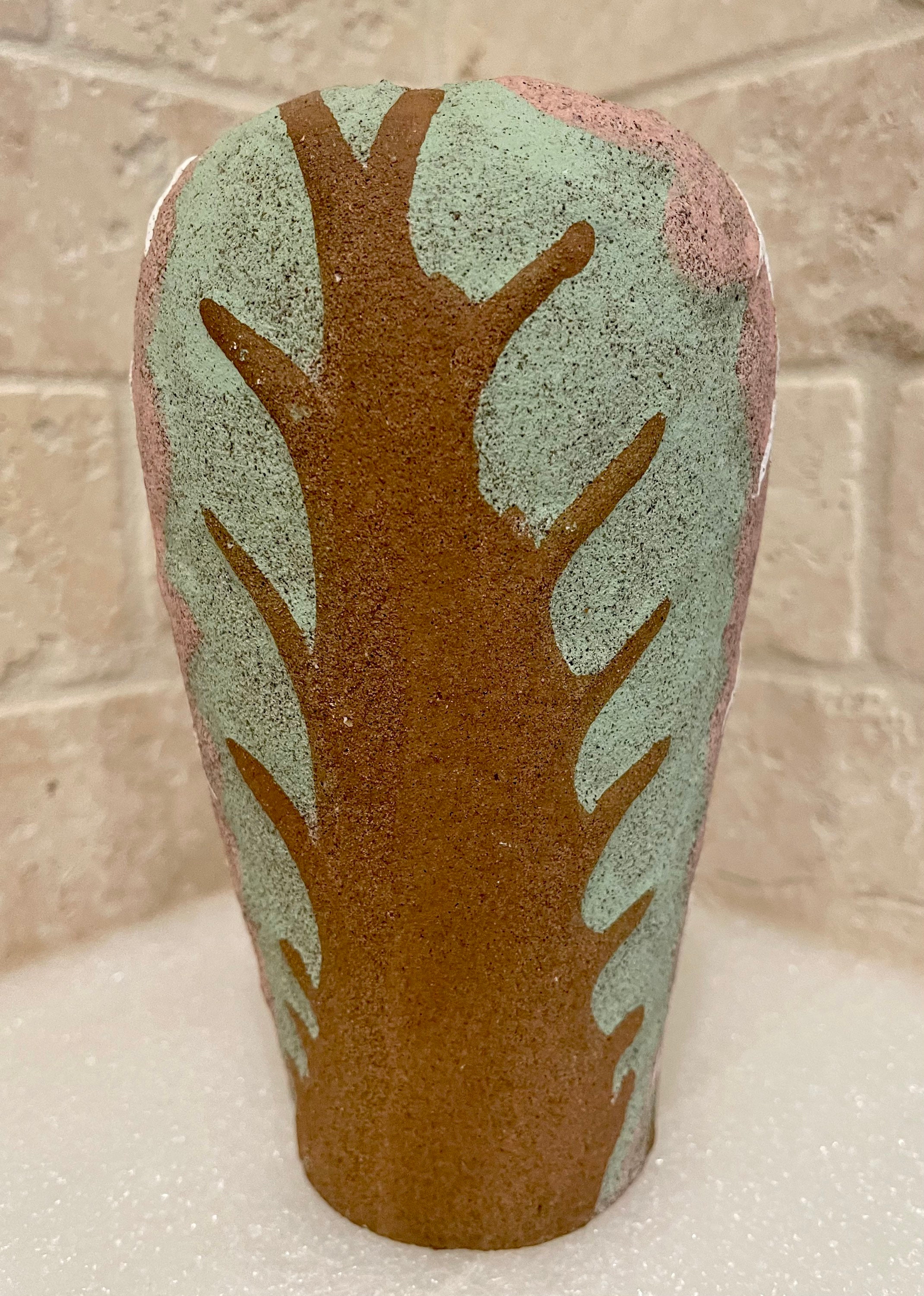 砂絵陶器の花瓶：波型のトップが特徴のテクスチャー加工された陶器