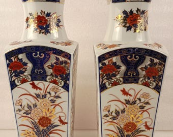 Conjunto de dois vasos de porcelana estilo Imari de 30 cm com design floral e dourado.