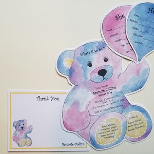 Invitación para baby shower con revelación de género en forma de osito Tie Die