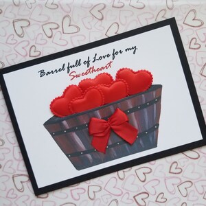 Tarjeta plana con forma de barril de whisky (SIN doblar) con forma de corazón de satén rojo inflado