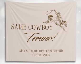 Może przedstawiać: Beżowy baner z brązowym kowbojem na koniu, który łapie lasso. Tekst głosi "Same Cowboy Forever! Amy's Bachelorette Weekend Austin, 2025".