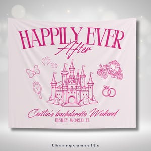 Op de afbeelding: Roze en witte bachelorette-banner met een roze kasteel, een koets, een strik, een spiegel en ringen. De banner zegt "Happily Ever After" en "Caitlin's Bachelorette Weekend, Disney World, FL".