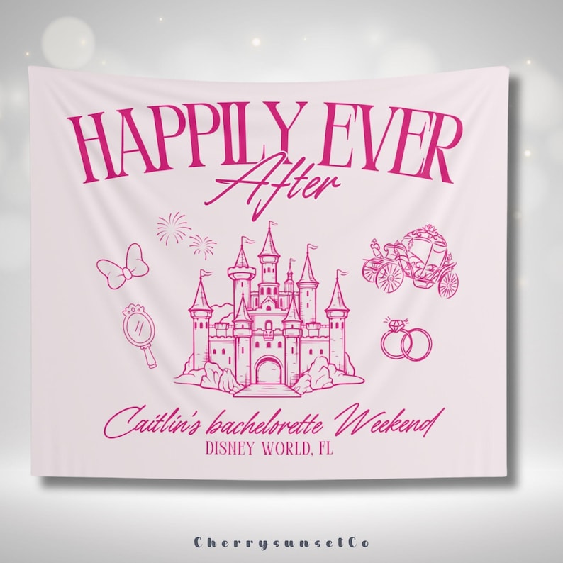 Op de afbeelding: Roze en witte bachelorette-banner met een roze kasteel, een koets, een strik, een spiegel en ringen. De banner zegt "Happily Ever After" en "Caitlin's Bachelorette Weekend, Disney World, FL".