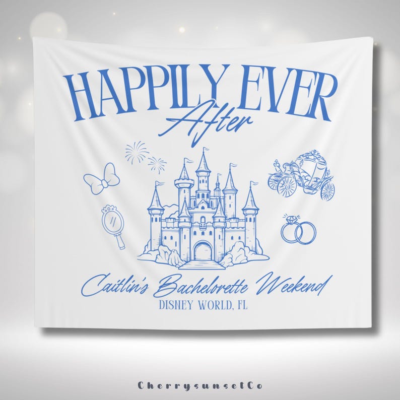 Op de afbeelding: Een witte banner met blauwe tekst en illustraties. De tekst luidt "Happily Ever After" en "Caitlin's Bachelorette Weekend, Disney World, FL". De banner bevat een blauwe illustratie van een kasteel, een koets, een strik, een spiegel en twee ringen.