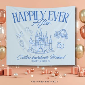 Op de afbeelding: Een lichtblauwe banner met de tekst "Happily Ever After" in wit. De banner bevat ook een blauwe illustratie van Assepoester's kasteel, een koets, een ring en een spiegel. De tekst "Caitlin's Bachelorette Weekend" staat onder het kasteel, met de locatie "DISNEY WORLD, FL" eronder.