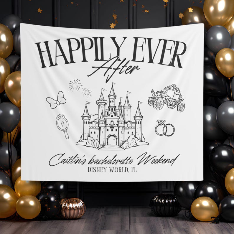 Op de afbeelding: Witte banner met zwarte tekst die "Happily Ever After" luidt met een zwart-witte illustratie van een kasteel, een koets, een spiegel, een strik en twee ringen. De tekst onder de illustratie luidt "Caitlin's Bachelorette Weekend, Disney World, FL."