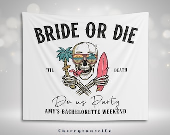 Pode incluir: Tapeçaria branca com uma caveira preta usando óculos de sol e segurando uma prancha de surf e uma palmeira. O texto "Bride or Die" está no topo e "Do us Party Amy's Bachelorette Weekend" está na parte inferior.