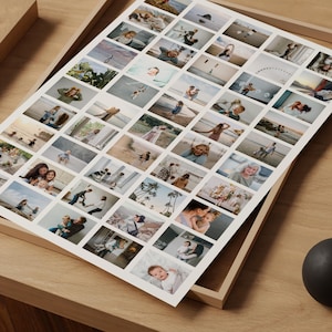 Op de afbeelding: Een grote print met een raster van kleine foto's, die elk verschillende mensen en sc&egrave;nes tonen. De foto's zijn in nette rijen en kolommen gerangschikt, waardoor een collage-effect ontstaat. De print ligt op een wit oppervlak, rustend op een houten dienblad.