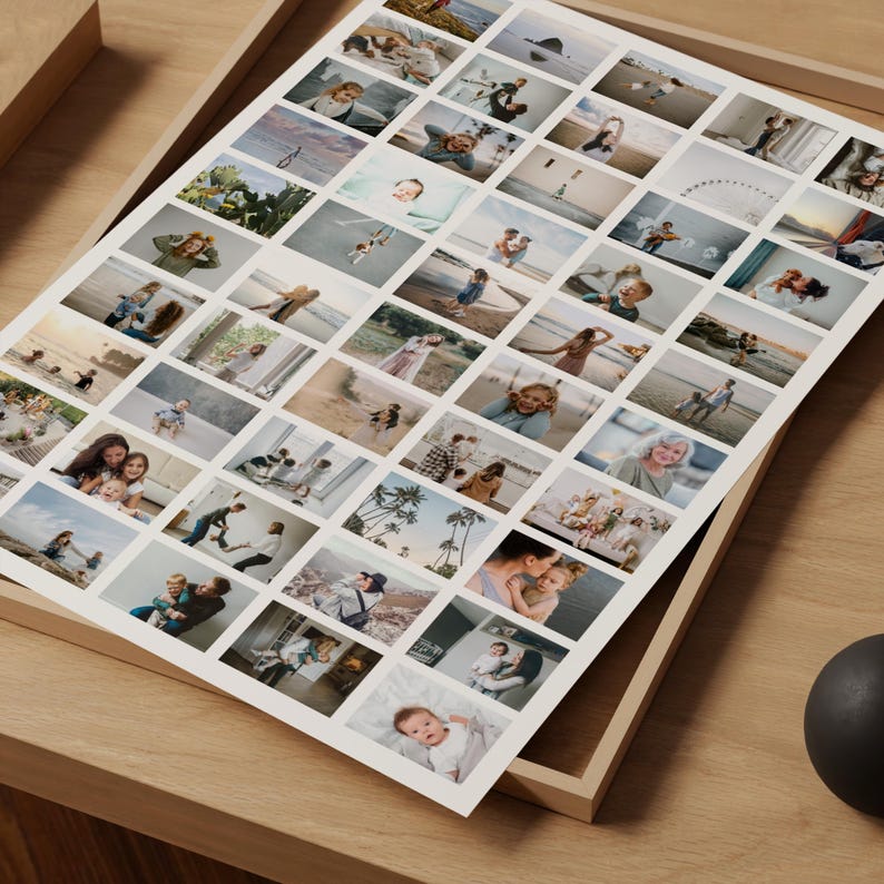 Op de afbeelding: Een grote print met een raster van kleine foto's, die elk verschillende mensen en sc&egrave;nes tonen. De foto's zijn in nette rijen en kolommen gerangschikt, waardoor een collage-effect ontstaat. De print ligt op een wit oppervlak, rustend op een houten dienblad.