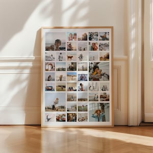 Może przedstawiać: Duży oprawiony wydruk z siatką małych fotografii. Zdjęcia przedstawiają różne sceny, w tym ludzi, zwierzęta domowe i scenerie zewnętrzne. Rama jest w jasnym kolorze drewna, a wydruk jest wyświetlany na białej ścianie i drewnianej podłodze.
