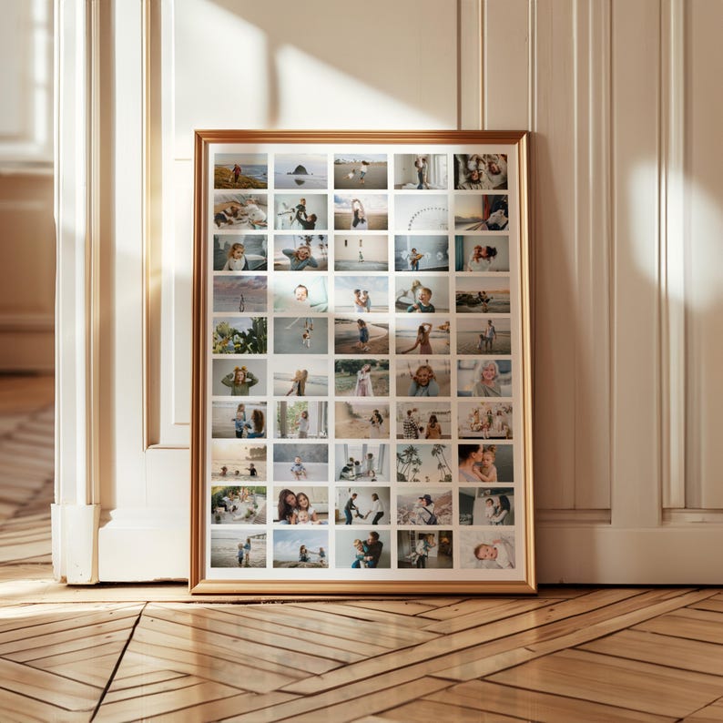 Op de afbeelding: Een ingelijste collage van 48 kleine foto's, gerangschikt in een rasterpatroon. De foto's, in verschillende formaten, tonen mensen in verschillende omgevingen, met een warme, gouden lijst. Het thema is familie en herinneringen.