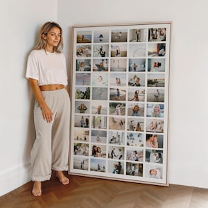 Op de afbeelding: Een grote, ingelijste fotocollage met 48 individuele vierkante foto's. De foto's tonen verschillende mensen en sc&egrave;nes, waarschijnlijk om herinneringen vast te leggen. Het frame is licht van kleur, wat een warme en uitnodigende uitstraling cre&euml;ert.