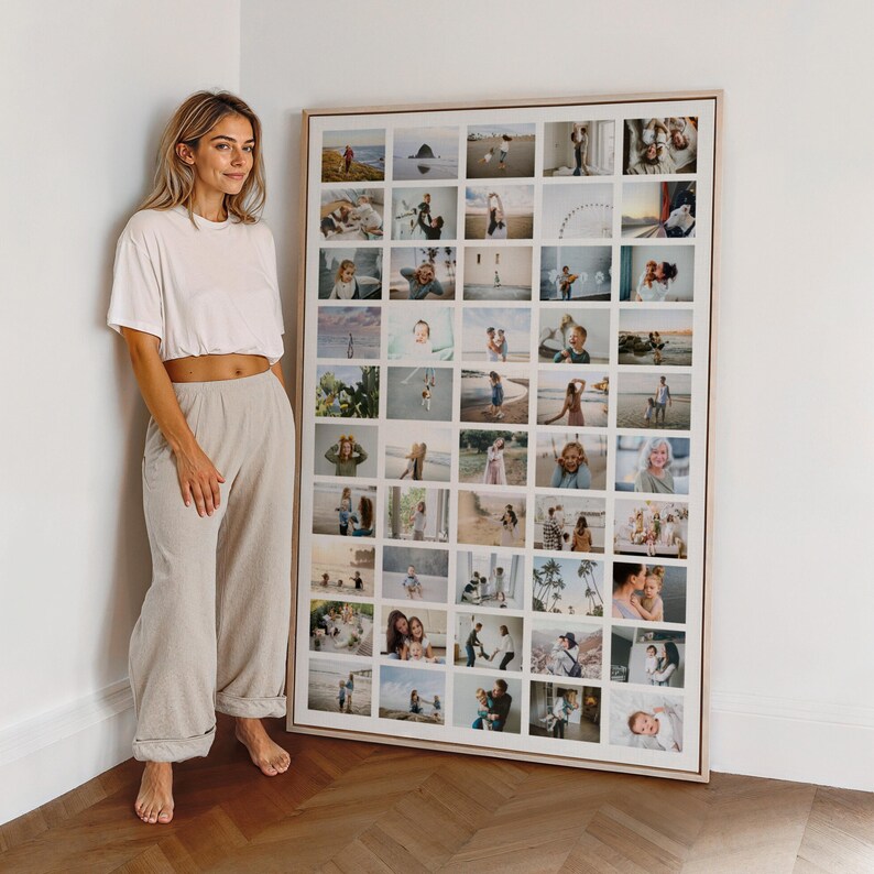 Op de afbeelding: Een grote, ingelijste fotocollage met 48 individuele vierkante foto's. De foto's tonen verschillende mensen en sc&egrave;nes, waarschijnlijk om herinneringen vast te leggen. Het frame is licht van kleur, wat een warme en uitnodigende uitstraling cre&euml;ert.