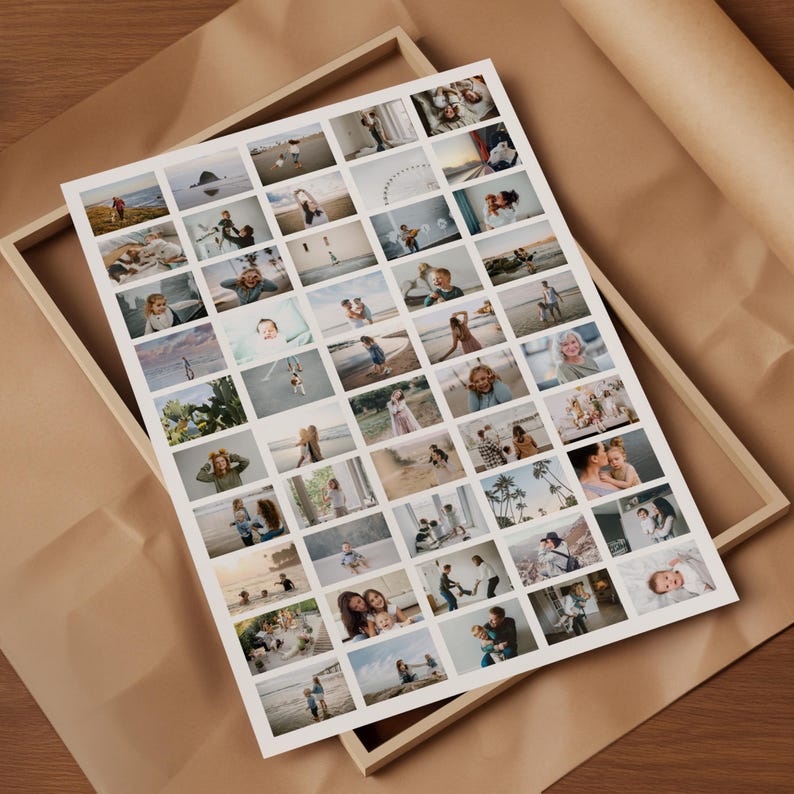 Op de afbeelding: Een ingelijste print met een raster van kleine foto's. De foto's tonen verschillende sc&egrave;nes, waaronder mensen op een strand, gezinnen en individuen. De print wordt gepresenteerd op een bruin oppervlak.