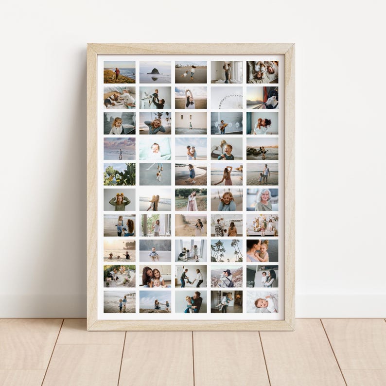 Op de afbeelding: Een ingelijste collage van 48 kleine foto's. De foto's zijn gerangschikt in een rasterpatroon en tonen verschillende sc&egrave;nes, waaronder mensen, landschappen en spontane momenten. De lijst is licht van kleur en de algehele esthetiek is warm en uitnodigend.